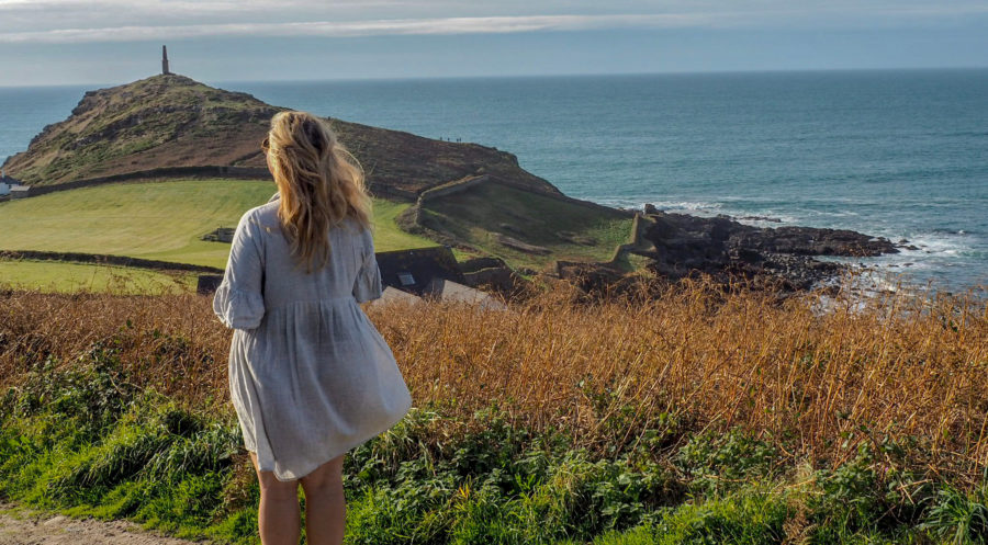 TravelQueen betrakter landskap i Cornwall.
