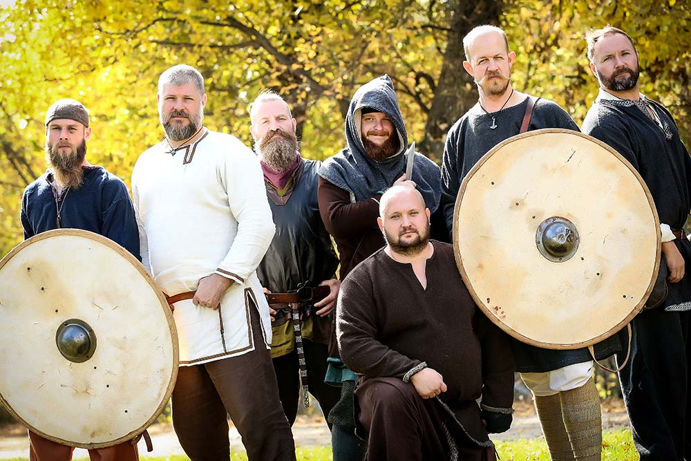 Syv menn utkledd som vikinger. 