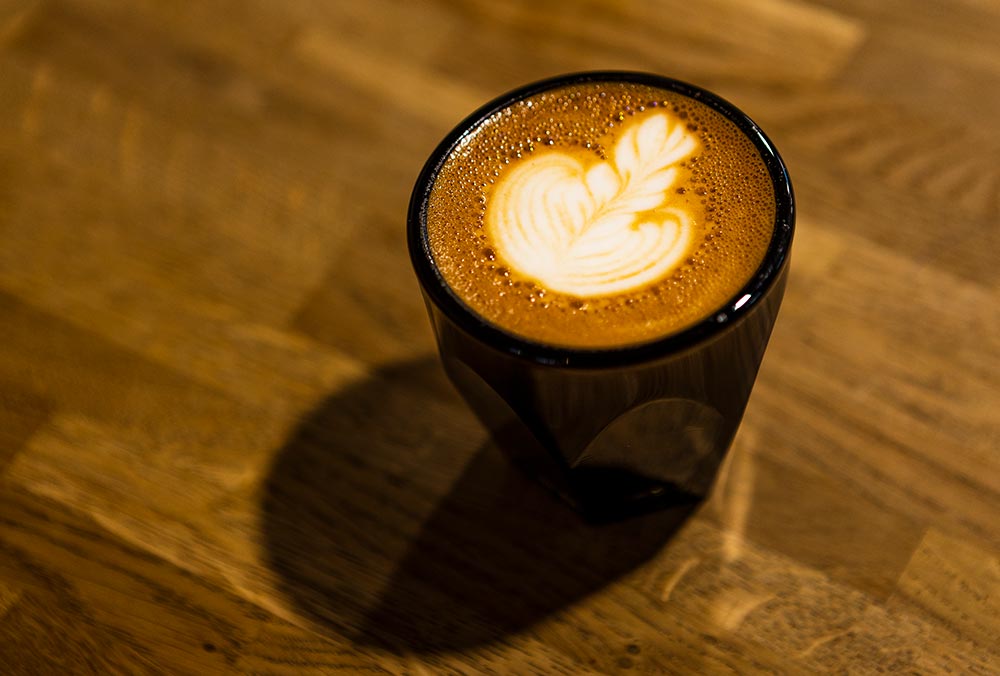 En espressobasert melkedrikk med latte-art.