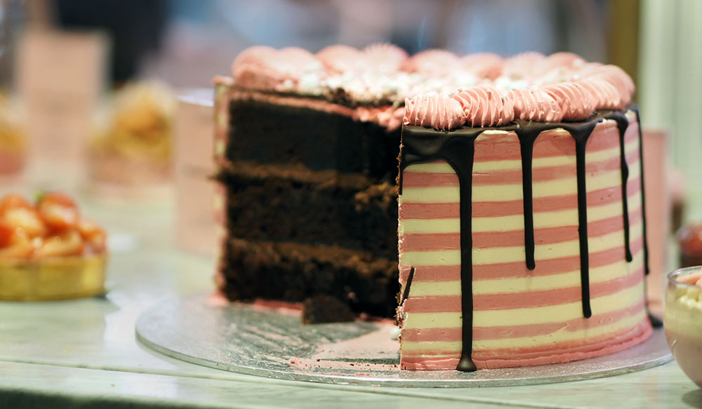 En kake med rosa glasur.