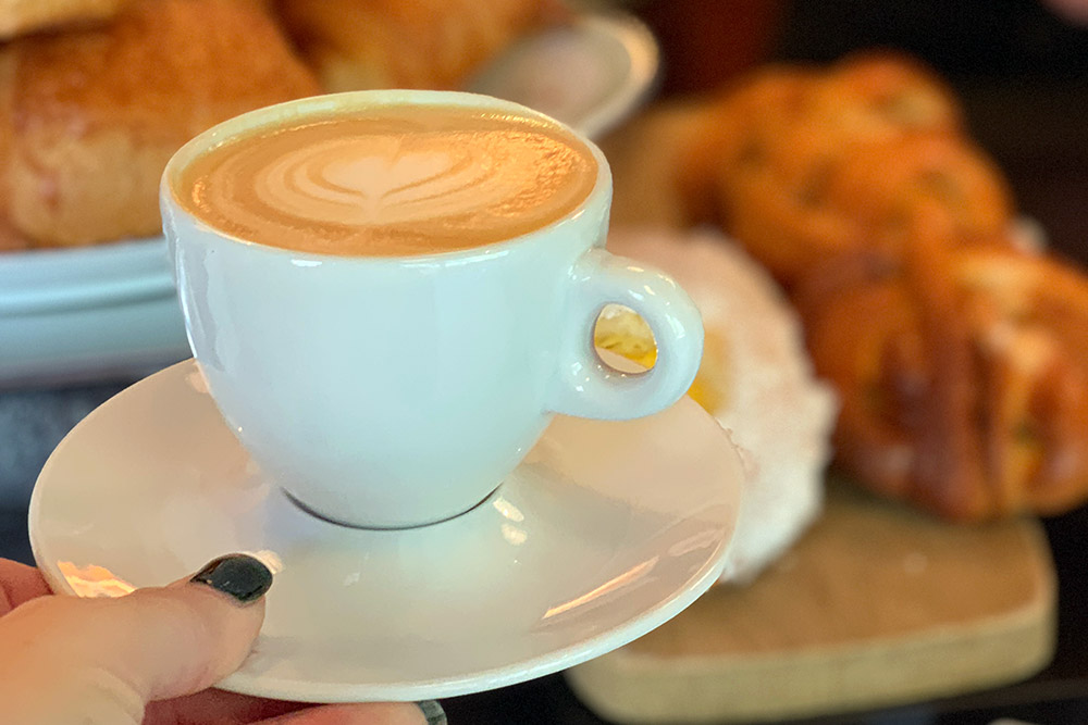Kaffekopp med latte art i form av et hjerte