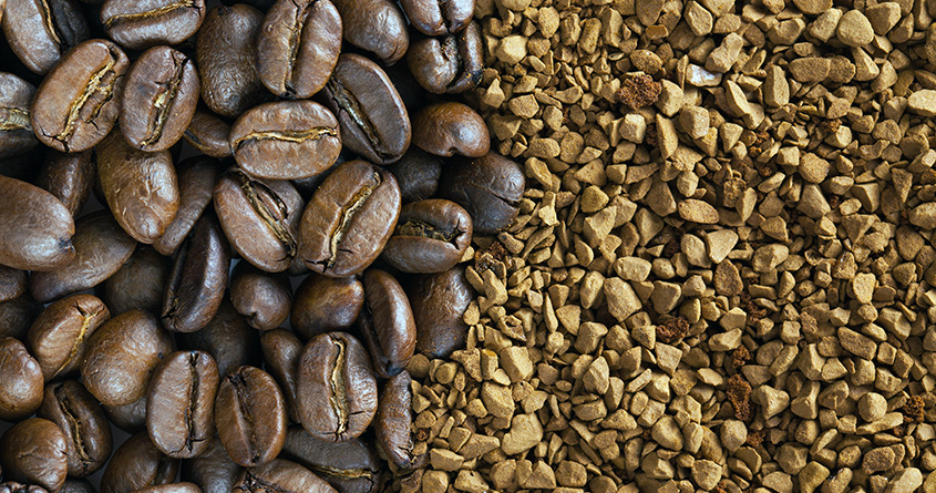 Kaffebønner og pulverkaffe ligger ved siden av hverandre