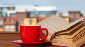 En kaffekopp og en oppslått bok markerer verdens første kaffehyllest