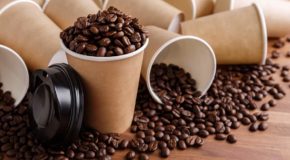 Kaffekopper og kaffebønner