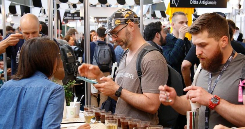 Boder med forskjellige kaffeprodusenter på messen.