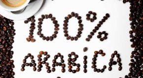 Kaffebønner er blitt brukt til å skrive "100 % ARABICA". En kopp med kaffe i øvre venstre hjørne.