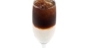 Et stettglass med lagdelt tonic og espresso.