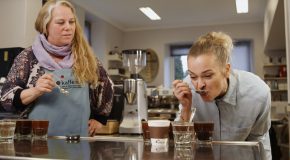 Marit Lynes og Line Verndal cupper helt svart kaffe