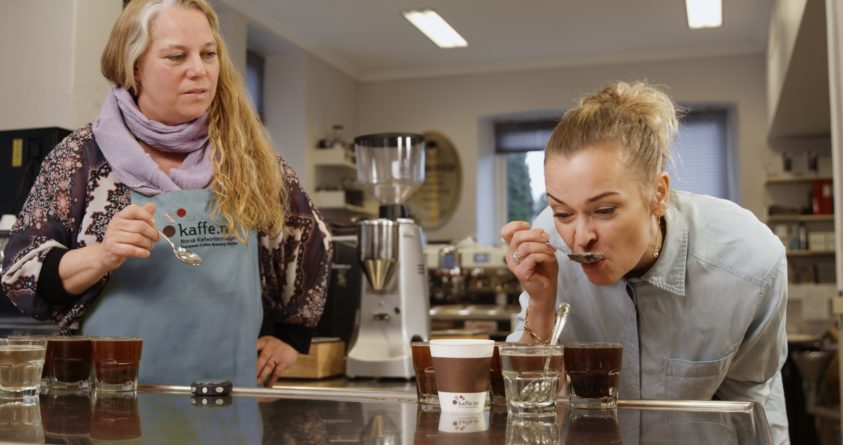 Marit Lynes og Line Verndal cupper helt svart kaffe