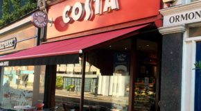 Fasaden til en Costa-kafé i England.