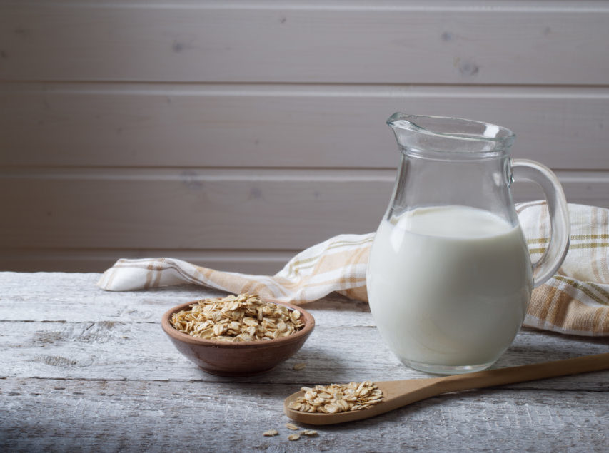 En mugge med melk og en skål med havregryn.