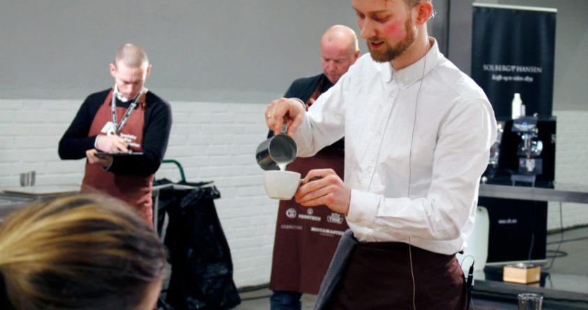 Adrian Berg i aksjon under finalen i barista-konkurransen.