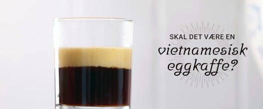 Et glass med vietnamesisk eggkaffe står på en kjøkkenbenk