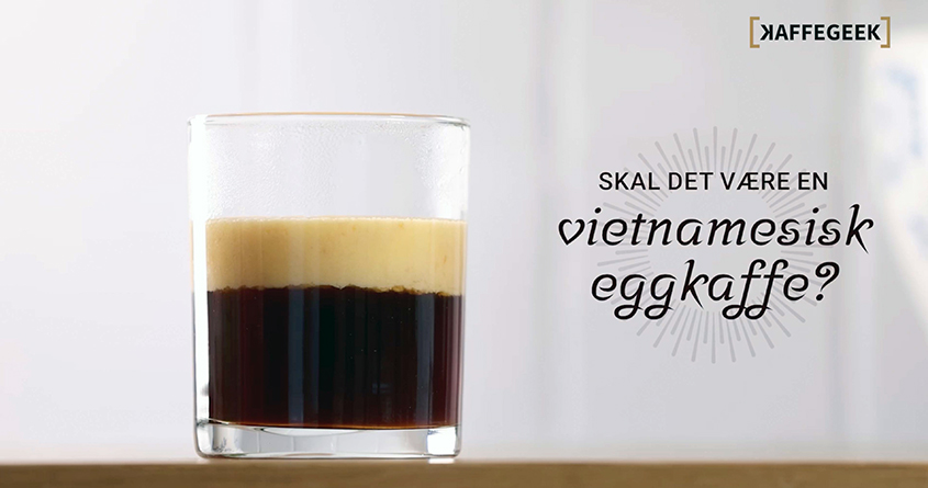 Et glass med vietnamesisk eggkaffe står på en kjøkkenbenk