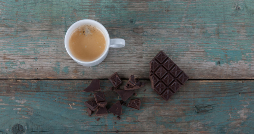 En kopp med kaffe og mørk sjokolade.