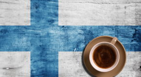 En kaffekopp sett ovenfra med det finske flagget som bakgrunn.