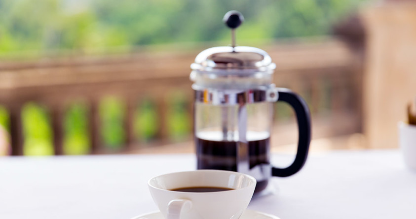 Presskanne og en kaffekopp.