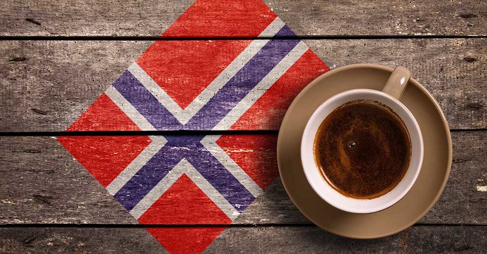 Et norsk flagg mot en bakgrunn. Oppstå står en kaffekopp.