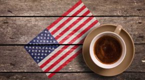En kaffekopp på en bordplate som har et påmalt amerikansk flagg.