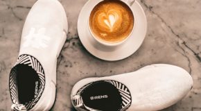Et par Rens-sko, laget av kaffegrut, ved siden av en kaffekopp.