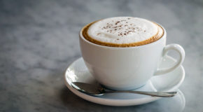 En kopp cappuccino med mye melkeskum.