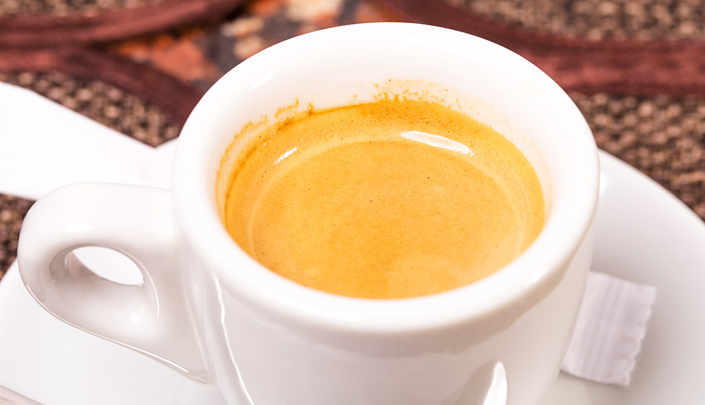 Italiensk kaffe: En liten hvit kopp med espresso.