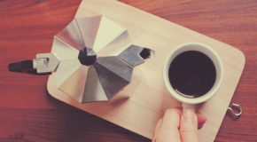 En mokkakanne eller Bialetti-kanne og en kopp med kaffe sett ovenfra.
