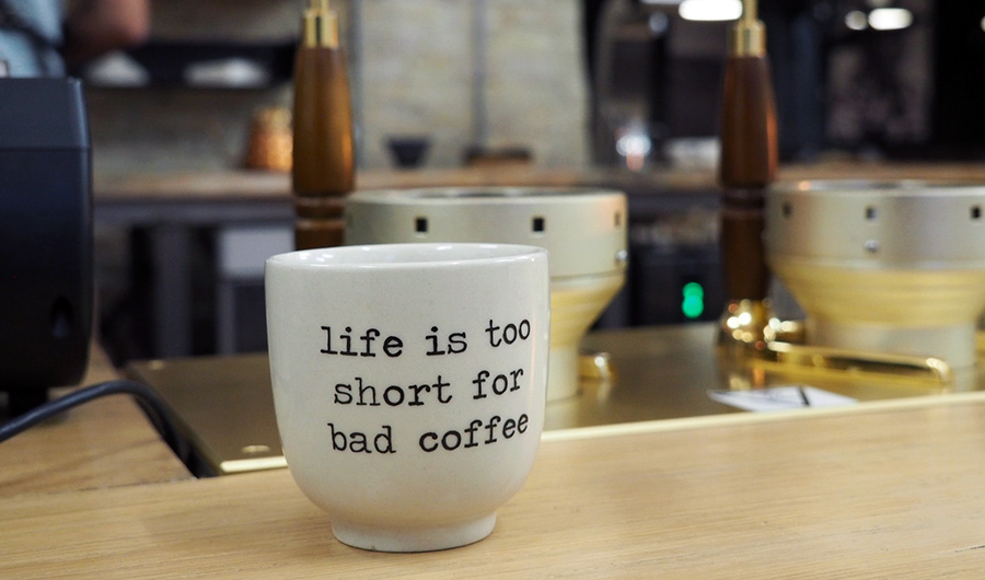 En kopp med et motiv der det står "Life is too short for bad coffee".
