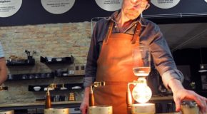 Kaffe i Aarhus: En barista står over en siphon hos Stillers Coffee.