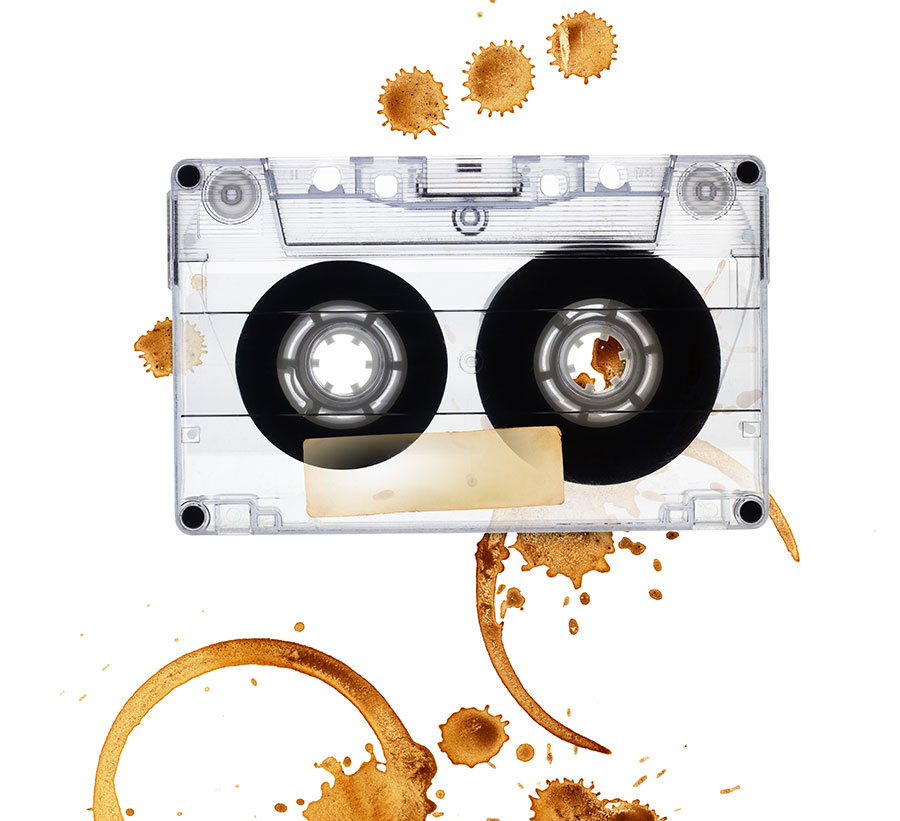Illustrasjon av kassett og kaffeflekker.