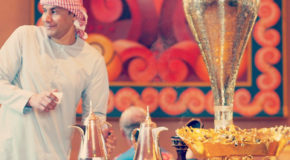 Servitør med kaffekanne med arabisk kaffe.