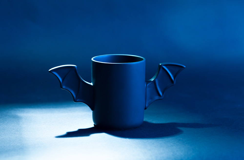 Flaggermuskaffe: En kopp med hanker formet som flaggermusvinger.