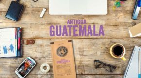En pose med Antigua Guatemala ligger på et bord.