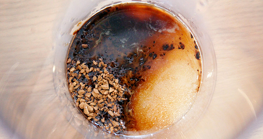 Dalgona-kaffe: Pulverkaffe, sukker og vann blandet sammen.
