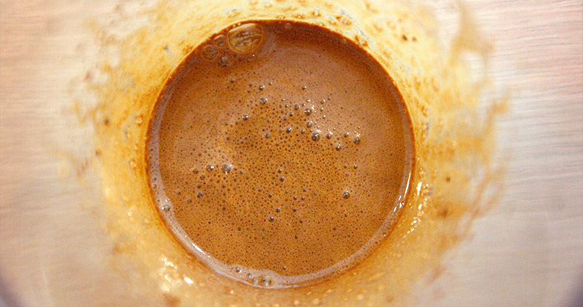 Pulverkaffe, sukker og vann etter at blandingen har blitt vispet en liten stund. 