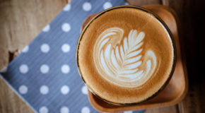 Caffe latte sett ovenfra
