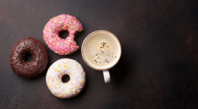 Donuts og en kaffekopp.