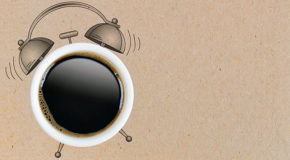 En kopp med kaffe sett ovenfra utgjør en vekkerklokke.
