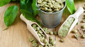 Grønne kaffebønner, som kan brukes til å lage grønn kaffe, ligger på et bord.