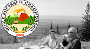 To eldre mennesker sitter og drikker kokekaffe. Logoen til World kokekaffe championship.