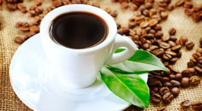 Sterk kaffe i en espressokopp på et bord.