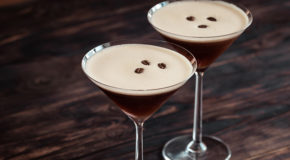To slow martini laget med kaldbrygget kaffe i martiniglas står på et bord