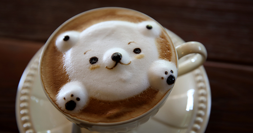 Latte-kunst i form av en bjørn laget med steamet melk