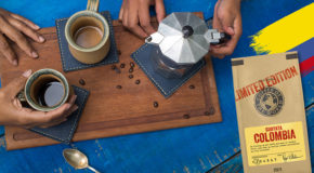 Kaffen Guayata Colombia fra Coffee of the World blir tilberedt på et bord.