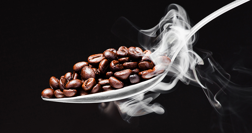 En skje med kaffebønner og røyk