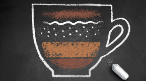 En tegning av en caffè marocchino er tegnet med kritt på en tavle.