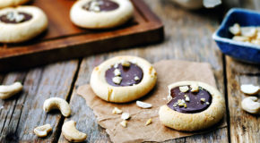 Cookies med hvit sjokolade og espresso-ganache ligger på en benk.