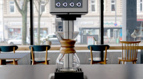 Kaffemaskinen Tone Touch 03 står på en disk i en kafé.
