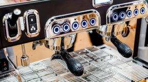 En espressomaskin er nyvasket og skinnende ren