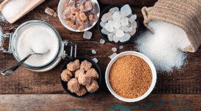 En rekke ulike sukker-typer står fremme på et bord